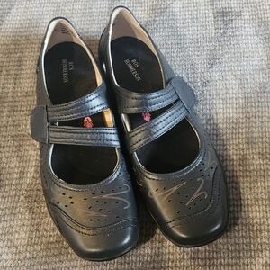 Ros Hommerson 9N Chelsea Mary Jane Flats Shoes Navy Leather, EUC, no scratches